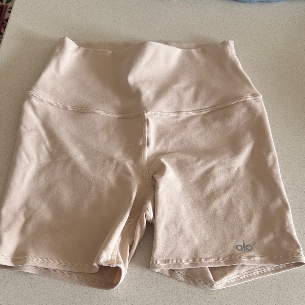 ALO Yoga Women's Tan Bike Shorts